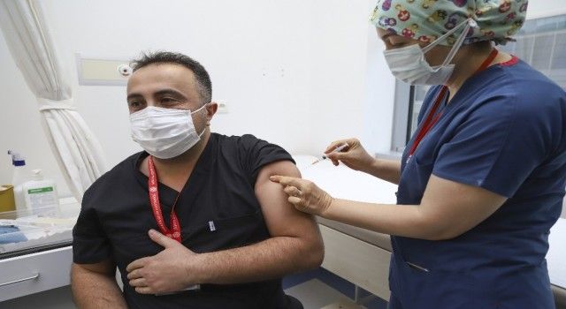 Ankara&#039;da sağlık çalışanlarına ilk COVID-19 aşısı uygulandı