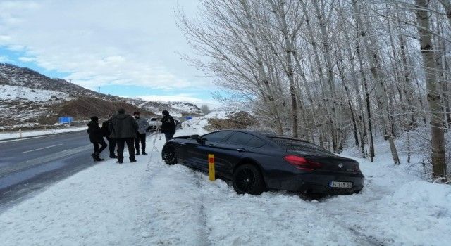 Bingöl'de buzlanma nedeniyle aynı yerde 3 araç yoldan çıktı