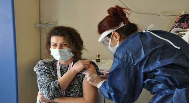 Didim&#039;de sağlık çalışanlarına ilk aşılar yapıldı