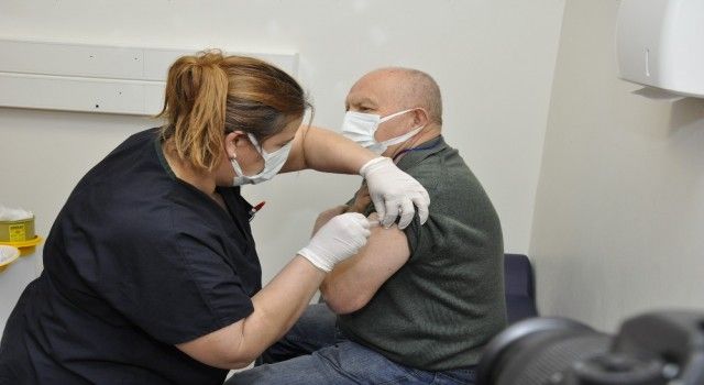 Eskişehir&#039;de görevli sağlık çalışanlarına aşı yapılmaya başlandı
