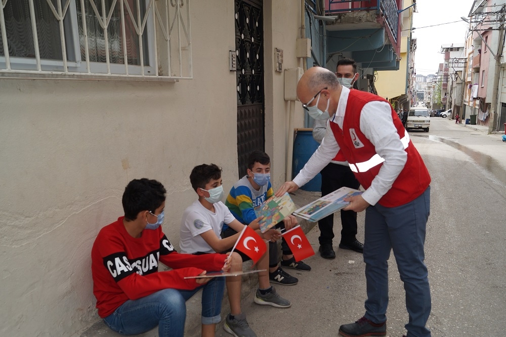 Genç Kızılay Bursa’dan çocuklara bayram sürprizi