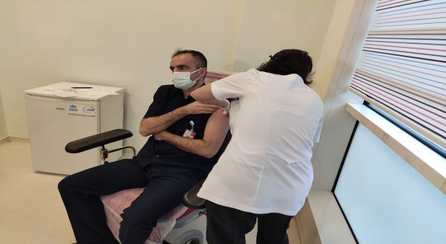 İstanbul&#039;da aşılama başladı, ilk aşı sağlık çalışanlarına yapılıyor