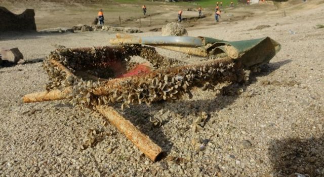 İstanbul'da barajdaki sular çekildi, sudan çıkanları görenler şaşkına döndü