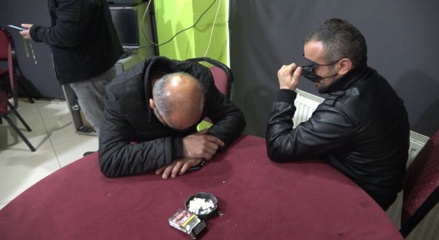 Kaçak kumarhanede cerrahi maskeli saklanma