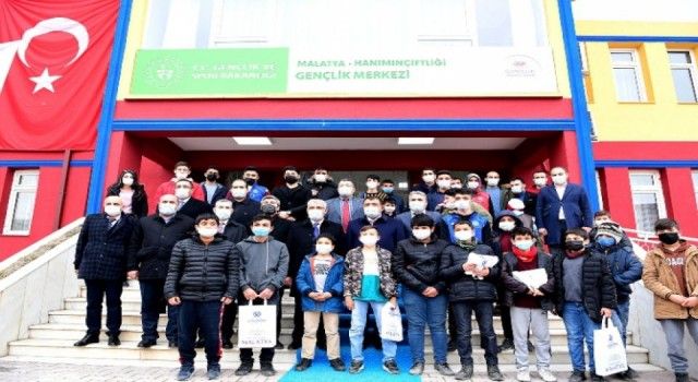 Malatya Battalgazi&#039;de öğrenciler tabletlerine kavuştu