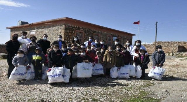 Mardin&#039;de sağlık çalışanları köy okullarını unutmadı