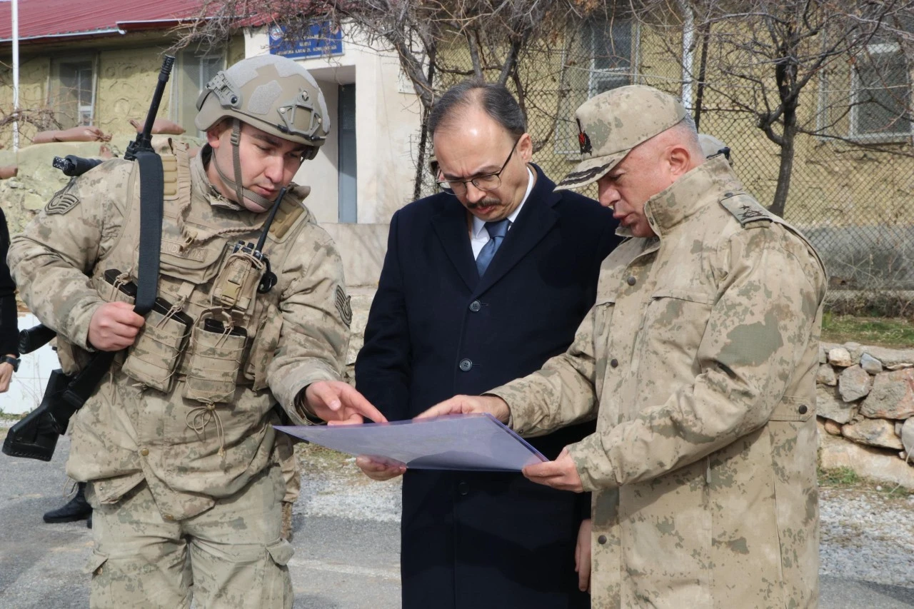 Vali Kızılkaya, Pervari/İğneli Jandarma Karakol Komutanlığını  Ziyaret Etti