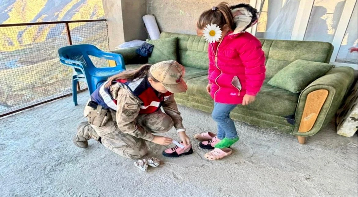 Siirt’te Jandarma 50 Öğrencinin Yüzünü Güldürdü