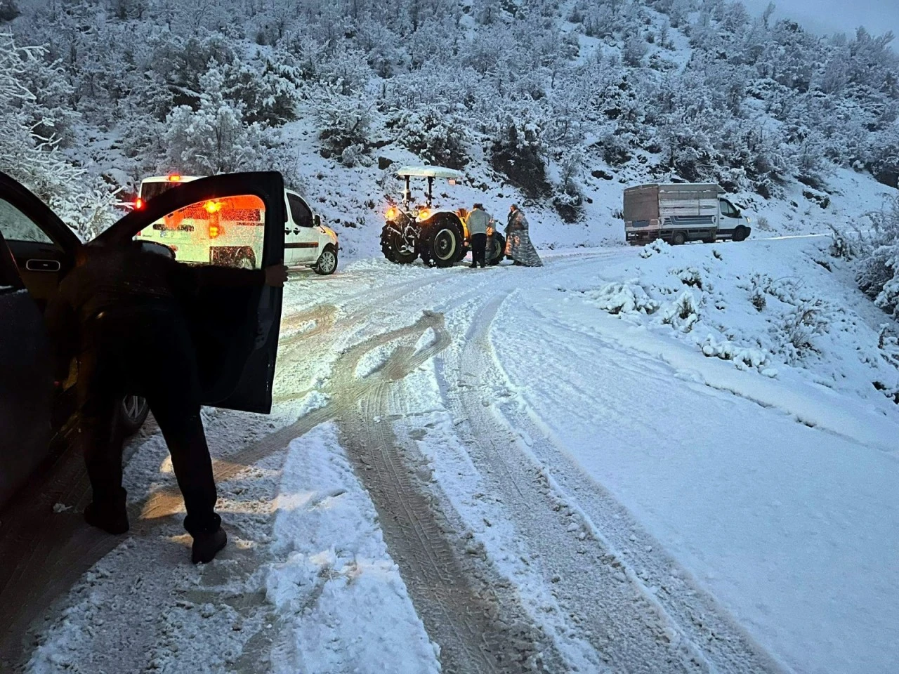 Siirt’te Kar Yağışı Köy Yollarını Kapatırken, Ekipler Gece Boyunca Çalışarak Ulaşımı Sağladı