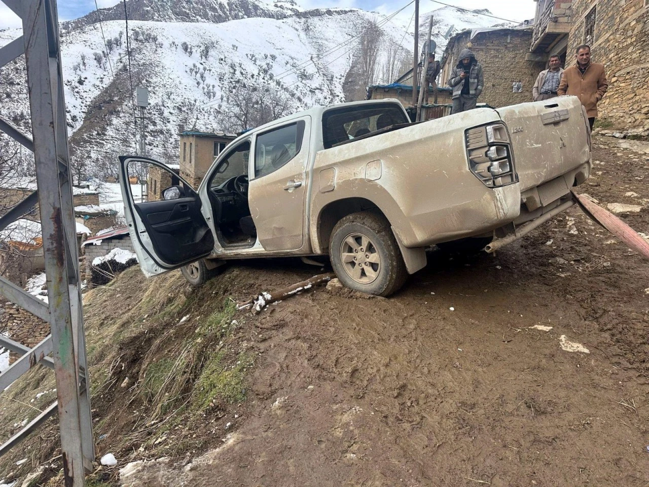 Siirt’te Şarampole Yuvarlanan Araç Ekipler Tarafından Kurtarıldı