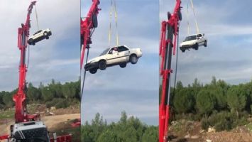 Antalya&#039;da vinçle 30 metreye çıkartılan otomobilde tehlikeli eğlence