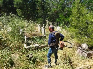 Siirt Belediyesi Kurban Bayramı Öncesi Mezarlıklarda Temizlik Çalışması Başlattı