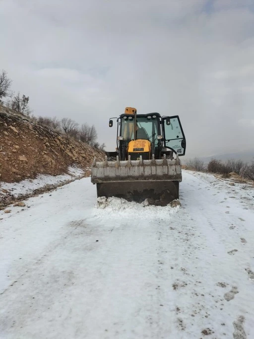 Siirt’in Eruh İlçesinde Karla Mücadele Ve Yol Çalışmaları Devam Ediyor