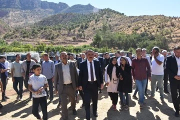 Siirt Valisi Hacıbektaşoğlu, köy şenliğinde vatandaşlarla bir araya geldi